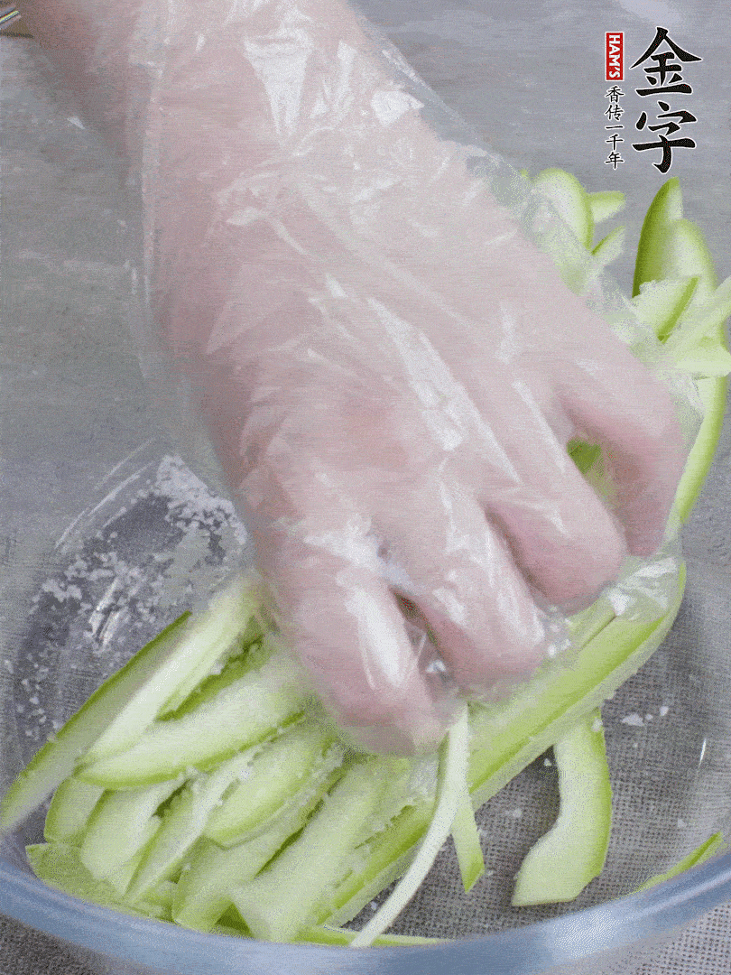 加鹽腌制15分鐘，清洗后擠干水份。