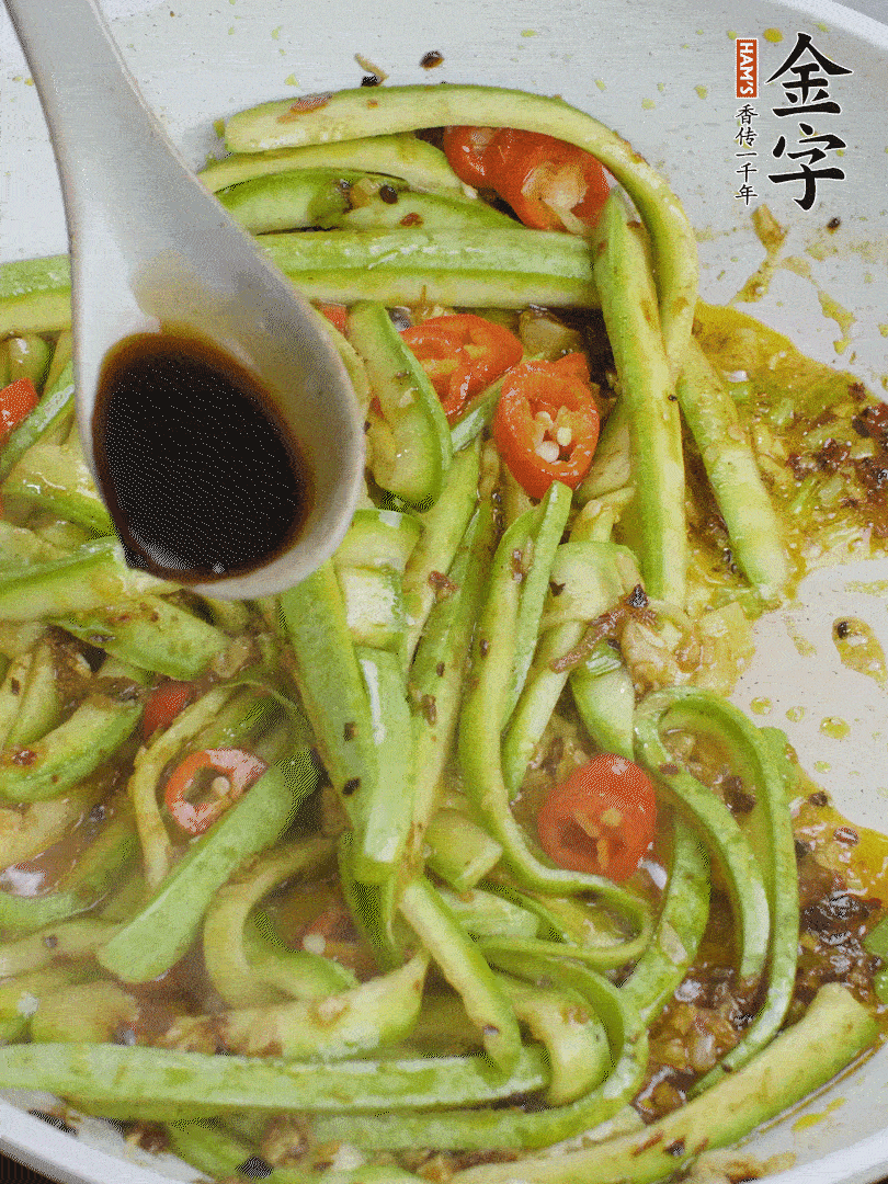 下西葫蘆，加1勺生抽、半勺蠔油、辣椒圈翻炒至斷生。