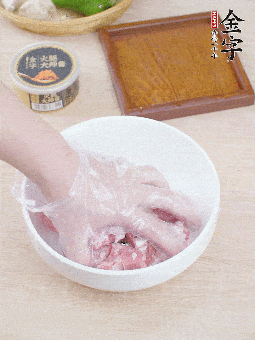 豬小排，加1勺料酒、1勺蠔油、1/3勺白胡椒粉、淀粉，抓拌均勻腌漬30分鐘。青椒去蒂去籽切塊。洋蔥去皮切塊。