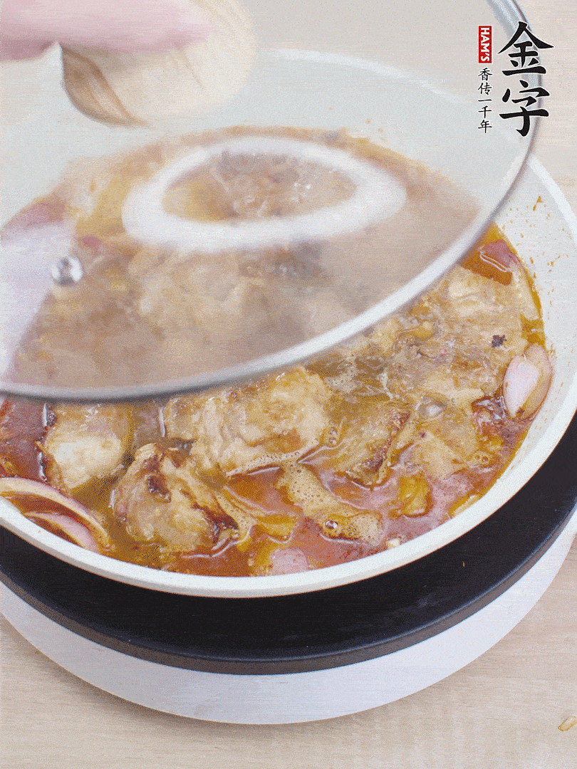 下小排翻炒，加1勺生抽、1點(diǎn)白砂糖和少許水燜2分鐘。