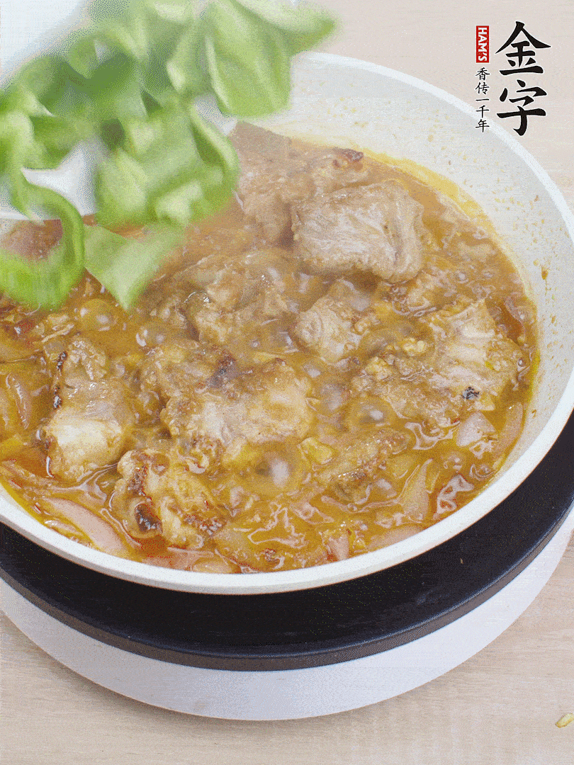 下青椒，翻炒炒至湯汁收干。