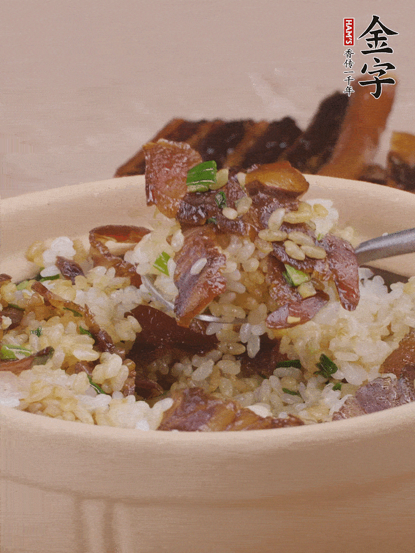 揭蓋后撒點蔥花裝飾，趁熱拌勻。