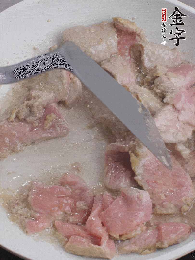 鍋中少油，下牛肉炒至變色。（盛出來）