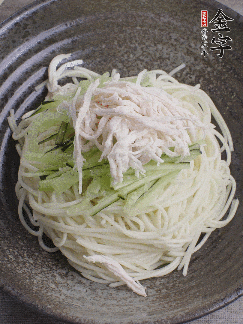 堿水面（熟）倒入大碗中，鋪上黃瓜絲、雞絲。