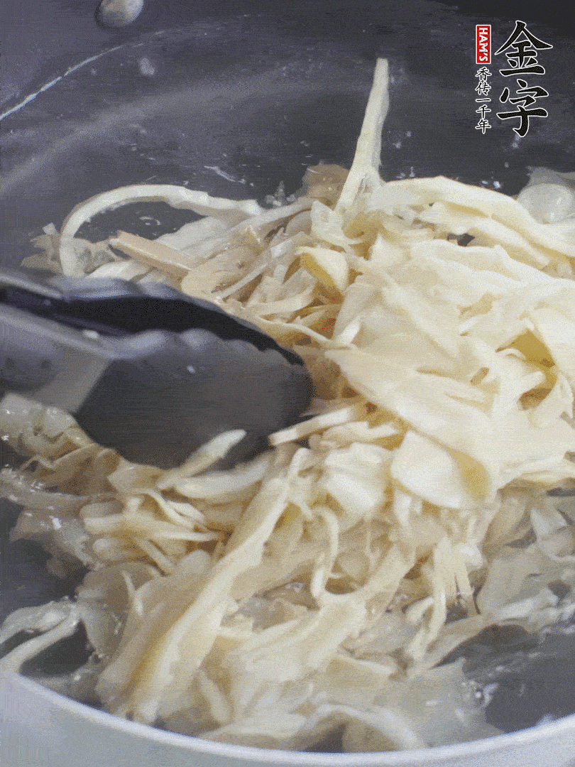 糯米筍焯水1分鐘，過涼水，擠干水份。