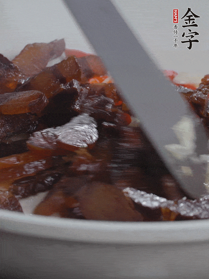 下醬油肉，煸出油脂。