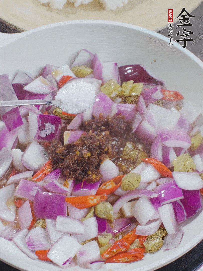 加1大勺金字火腿大師醬、2勺生抽、1勺糖，翻炒。