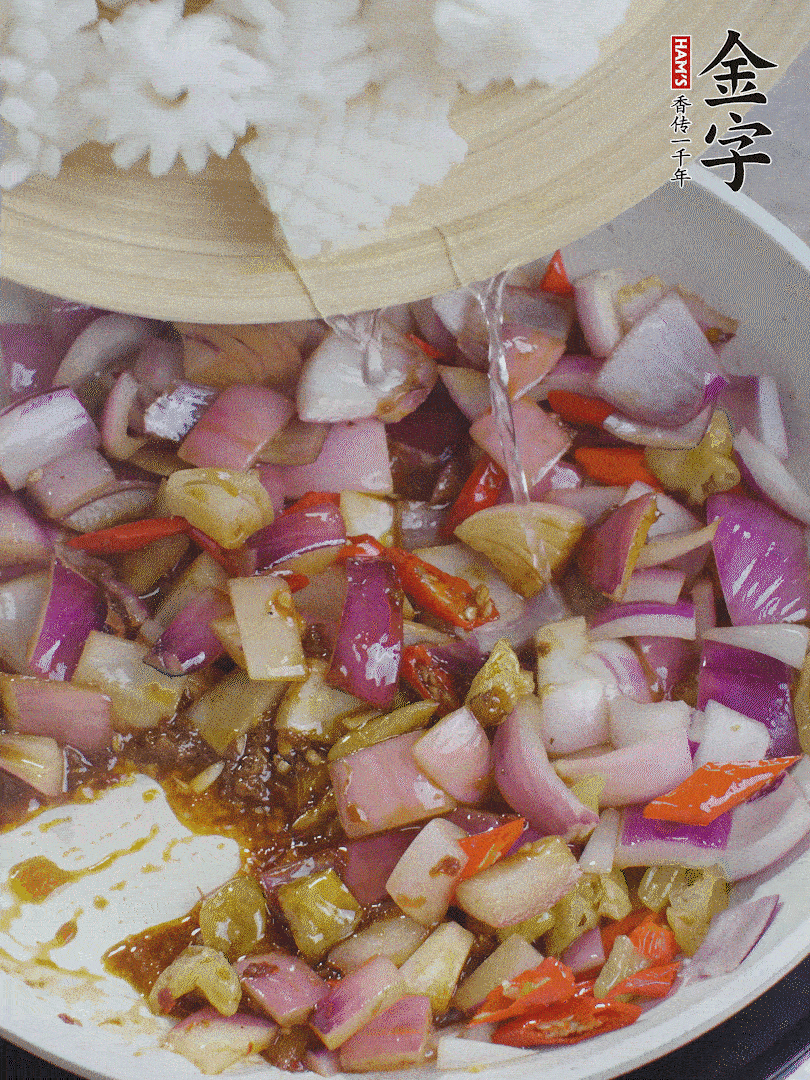 下魷魚花，2勺料酒炒勻。