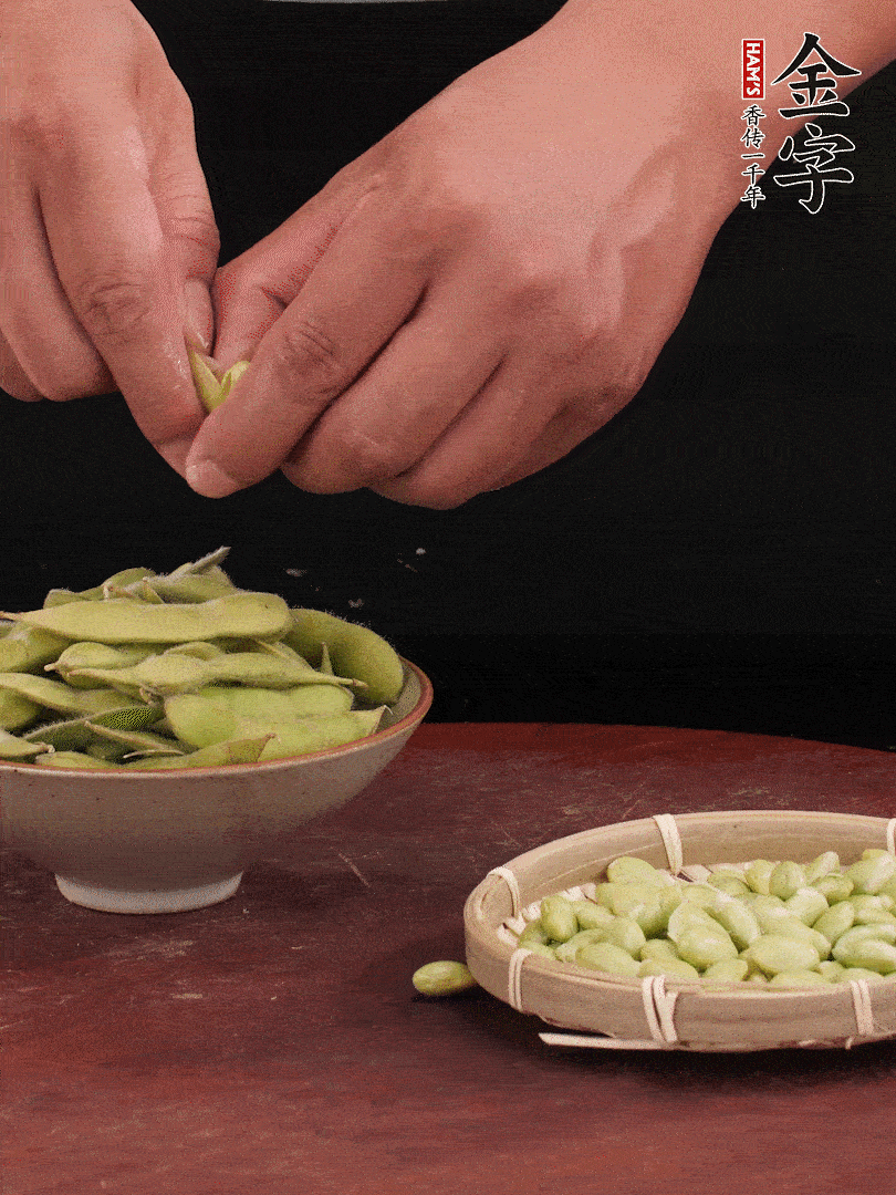 新鮮毛豆剝殼。