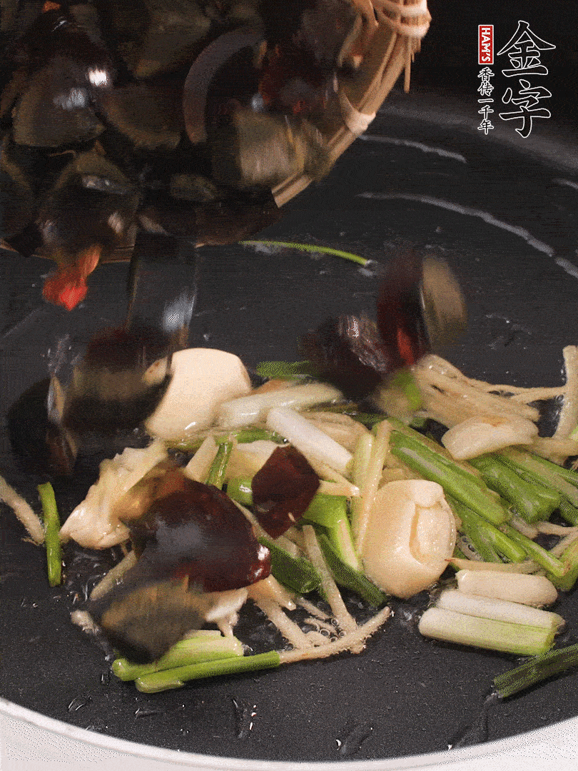 熱油爆香蔥姜，放入皮蛋翻炒至氣泡。