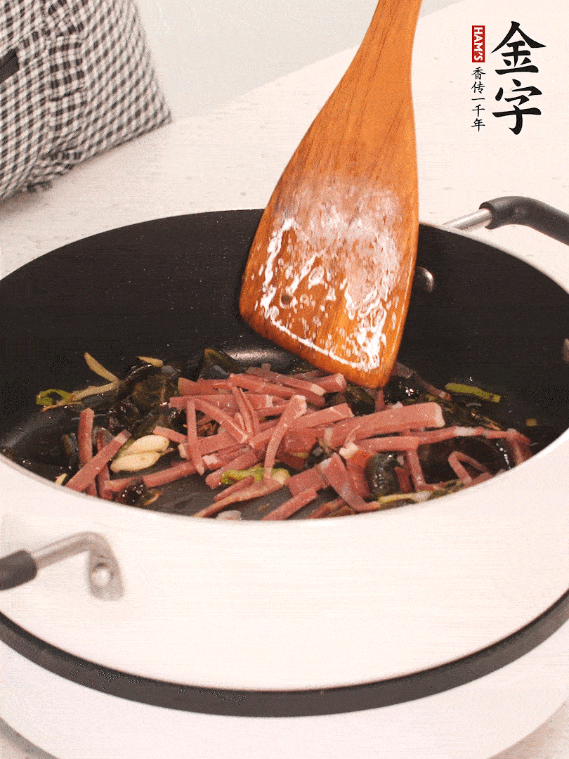 加入火腿煸炒一會，倒入開水燉煮15分鐘。