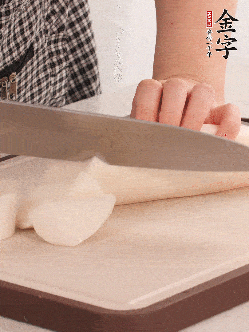 蘿卜切塊，火腿切片。