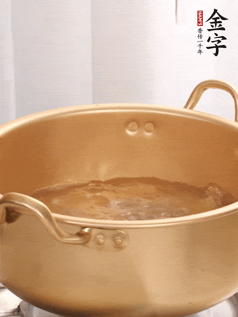 排骨加姜片、料酒，冷水下鍋焯水，撇去浮沫。