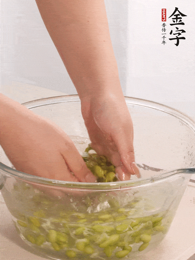 毛豆去外殼去膜，姜、金字火腿切片。