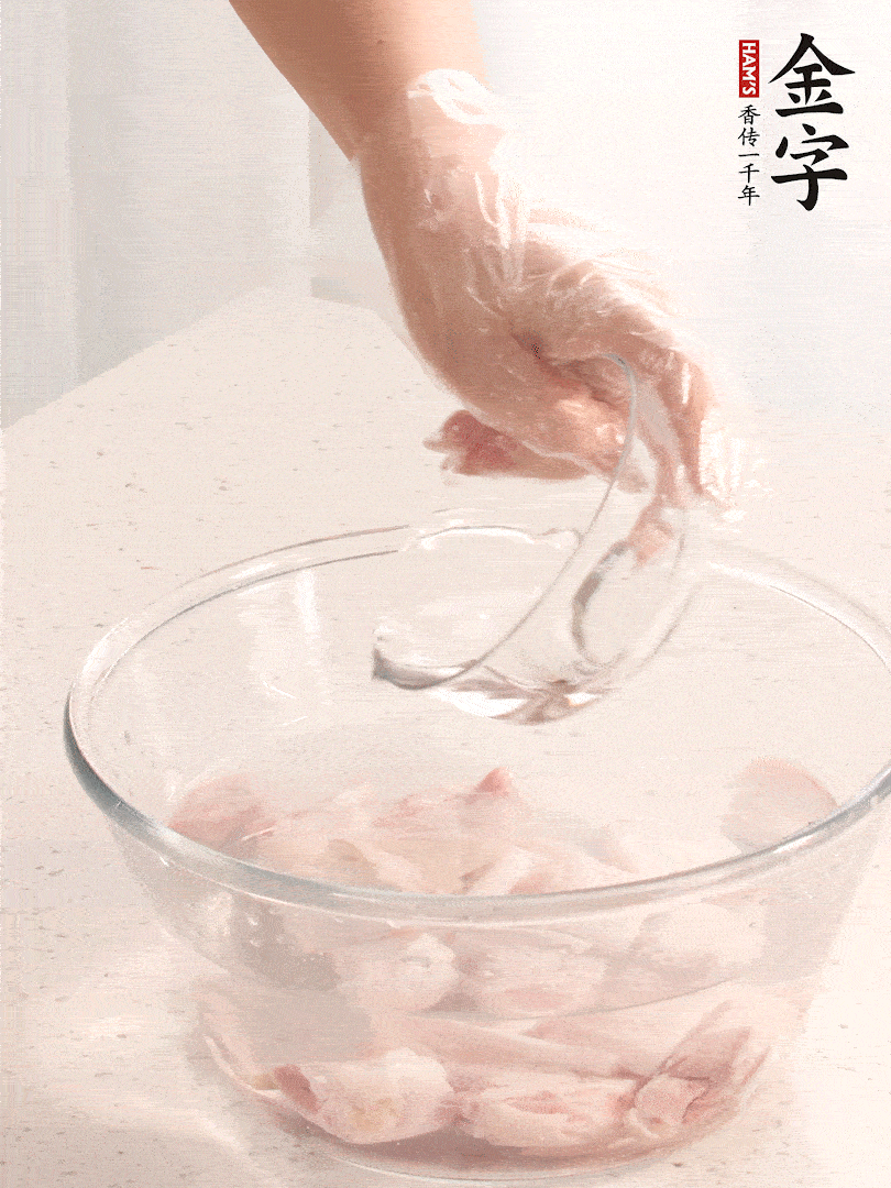 豬蹄除去雜毛、刮去油膩，斬成大塊，冷水浸泡半小時出血水，冷水下鍋，放入姜片、醋去腥，水燒開大約2分鐘，撈出。（白醋能夠讓豬蹄更白凈）