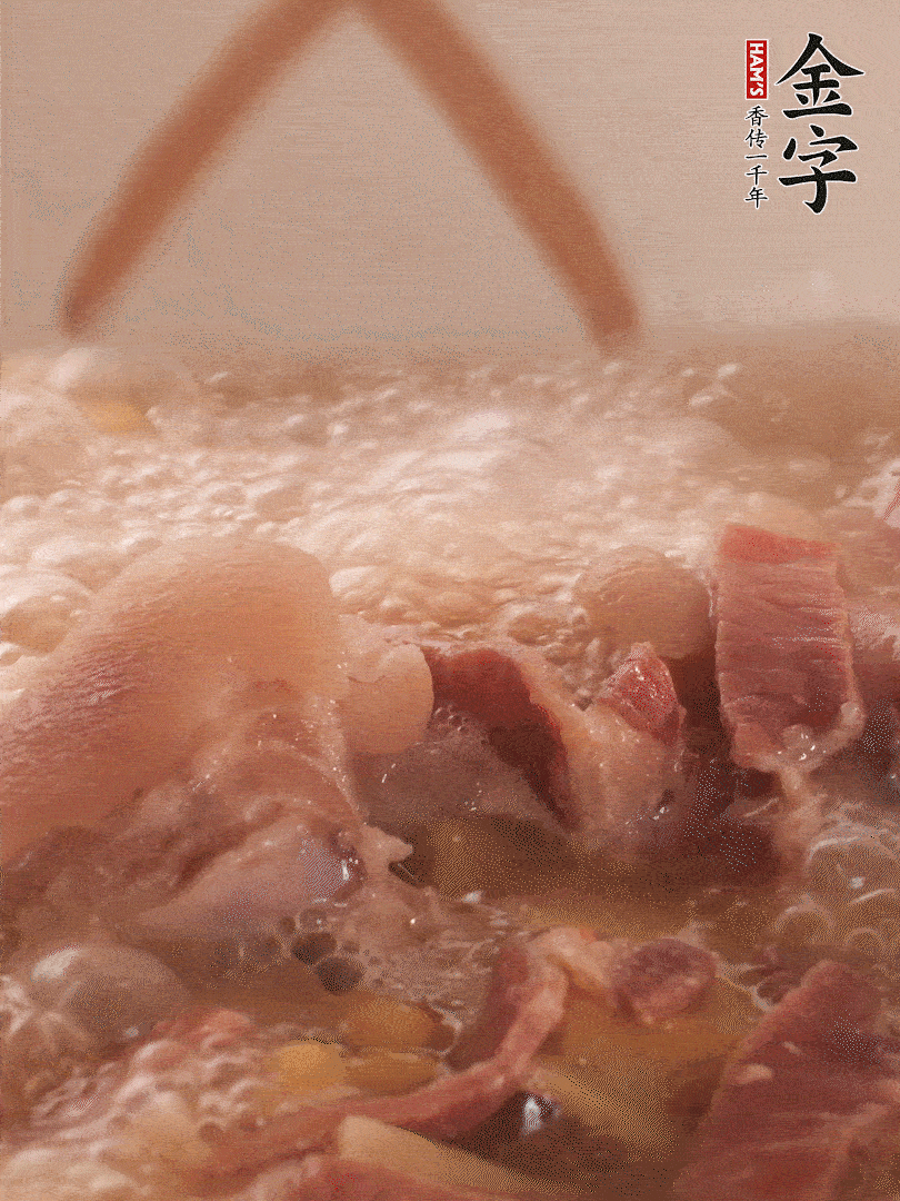 大火將水煮開后，蓋上鍋蓋，轉(zhuǎn)小火慢燉1個半小時。