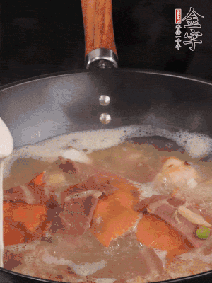 最后用面糊勾芡，燒至收汁，出鍋前撒點(diǎn)蔥段。