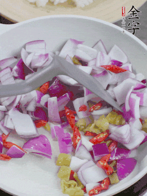 冷鍋熱油，下洋蔥、小米辣、泡椒，炒出香味。