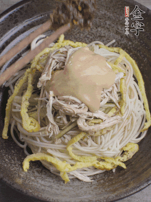 生抽1勺、醋1勺、芝麻醬1勺、金字火腿大師醬1勺。