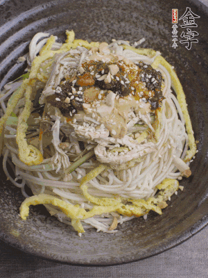 撒上花生碎、白芝麻、蔥花。