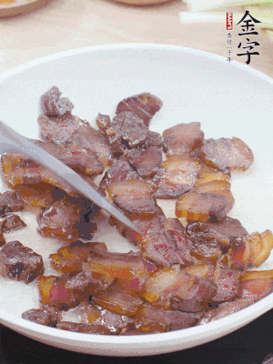 熱鍋少油，醬油肉煸出油脂，盛出。