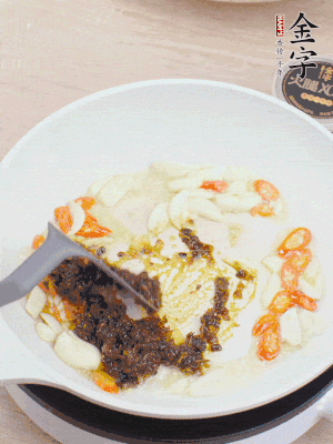 豬油下鍋，爆香蒜片、金字火腿XO醬。