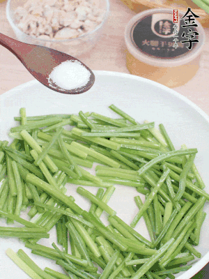 起鍋熱油，下韭菜苔炒至變色。加少許鹽。