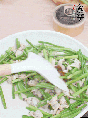 再下花蛤肉、1勺金字火腿干貝醬翻炒攪勻。