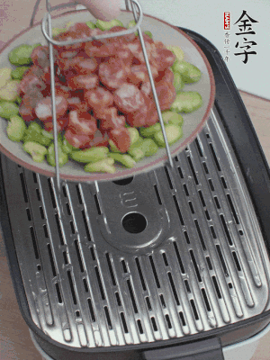 蠶豆鋪底，香腸鋪上，上鍋蒸15分鐘。