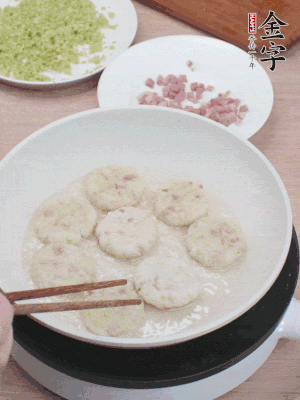 鍋中涼油，慢煎至兩面有脆殼。（油可以多一點(diǎn)）