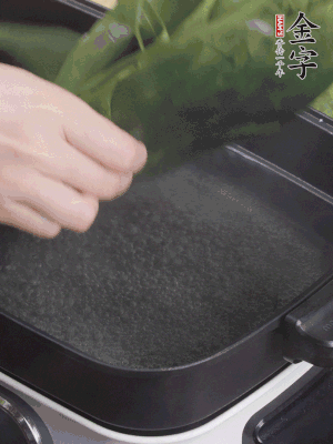 粽葉入沸水煮1分鐘，翻面再煮1分鐘，清洗干凈加水浸泡。