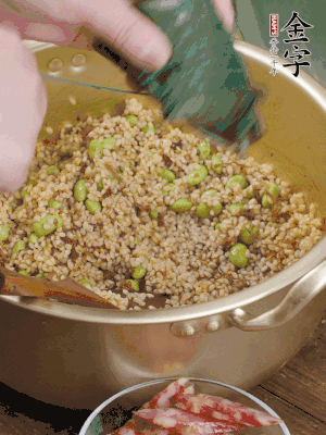 再附一張粽子，一齊向后折疊，線繩捆綁。