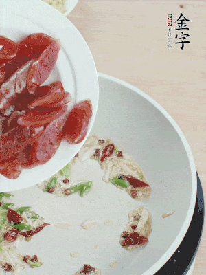 放香腸、苦瓜快速翻炒。