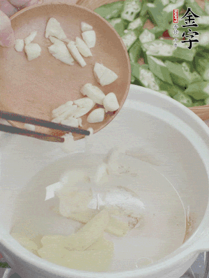 砂煲熱油，姜蒜、辣椒煸香。