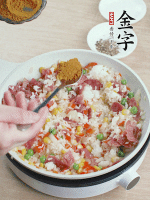 1勺咖喱粉、1/2勺鹽，少許黑胡椒碎炒均。