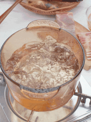 春筍切片焯水3分鐘，去除草酸澀味。