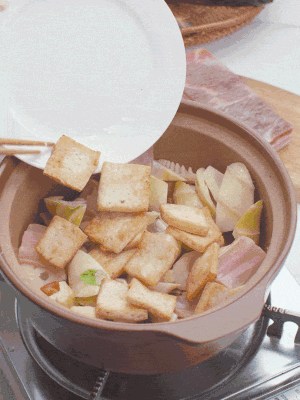 依次下春筍、豆腐，開水沒過食材。