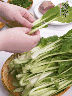 小青菜掰成一片片。