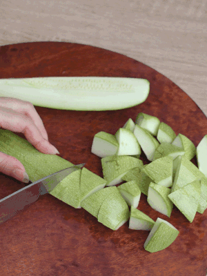 西葫蘆去籽縱向切成4份，斜切成厚片。