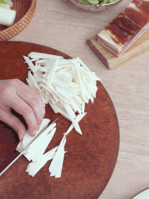 茭白切細絲，鹽水中浸泡防止氧化。