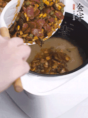 鋪在洗好的大米上，加清水，與食材持平。