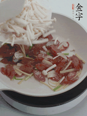 放白玉菇、青紅辣椒、雞蛋。