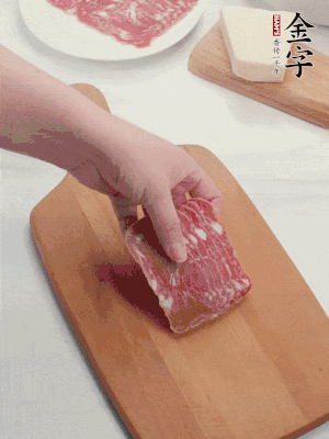 金字培根火腿改刀切小片；白洋蔥切??；新鮮豌豆剝殼。