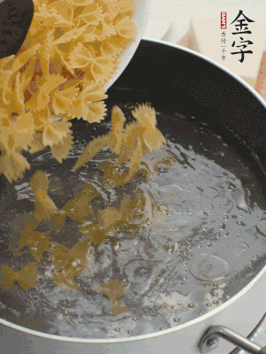 蝴蝶面加橄欖油煮熟；豌豆焯水30秒。