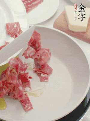 橄欖油煸香金字培根火腿。依次下豌豆、蝴蝶面、洋蔥。