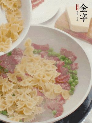 1小勺鹽調(diào)味，混合一起燉煮一下。