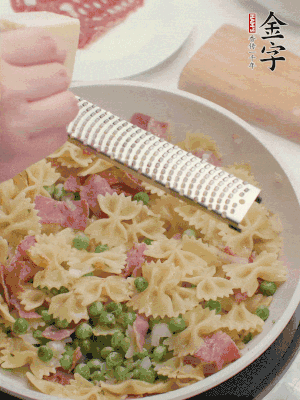 收汁后加入帕爾瑪芝士、歐芹碎和檸檬汁。