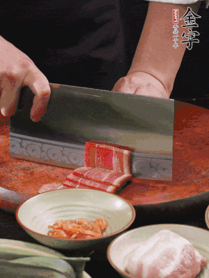 金字火腿上方切薄片，鮮五花肉切薄片。