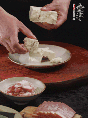 一塊老豆腐掰成大塊。