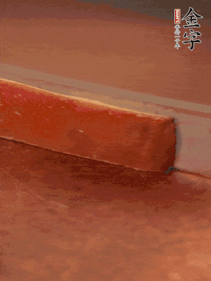 金字火腿上方去皮切薄片。